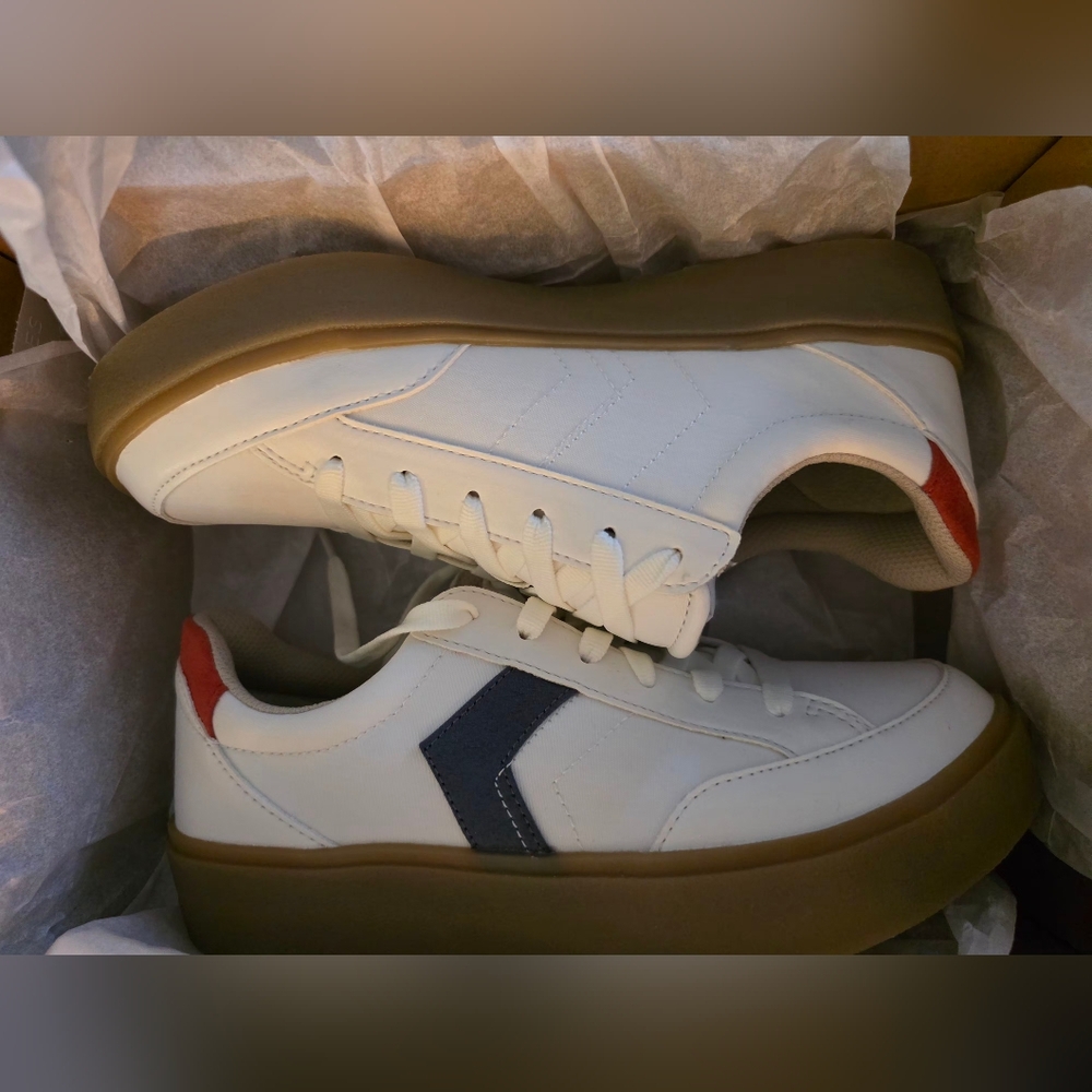 Women's Madison Lace Sneakers - Picture 6 of 8